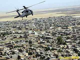 UH-60 Black Hawk nad Irackim miasteczkiem.